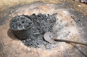 Erdkontiki zum Herstellen von Holzkohle aus der dann Terra Preta wird